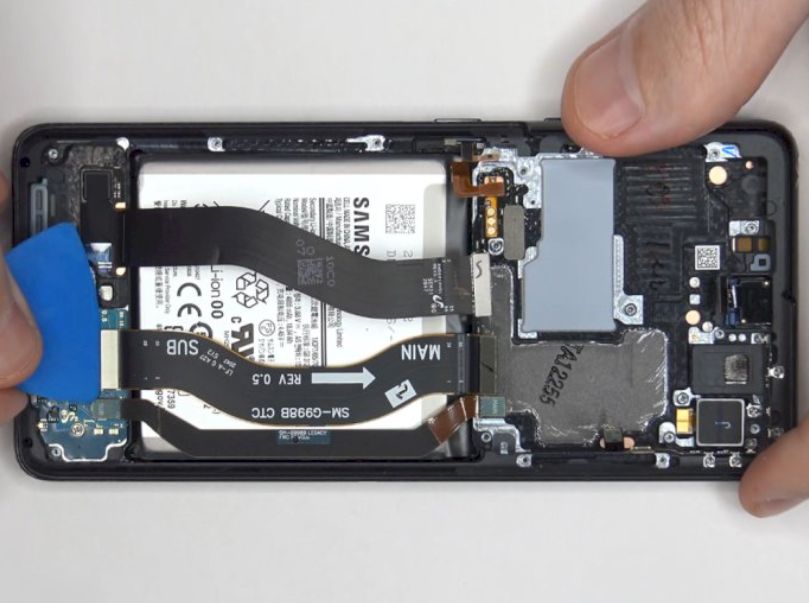 This is how the inside of the Samsung Galaxy S21 Ultra smartphone looks like