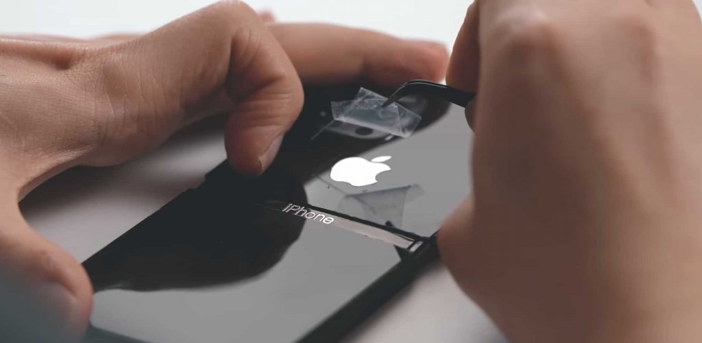 A Chinese YouTuber Modifies iPhone into a Folding Screen Phone